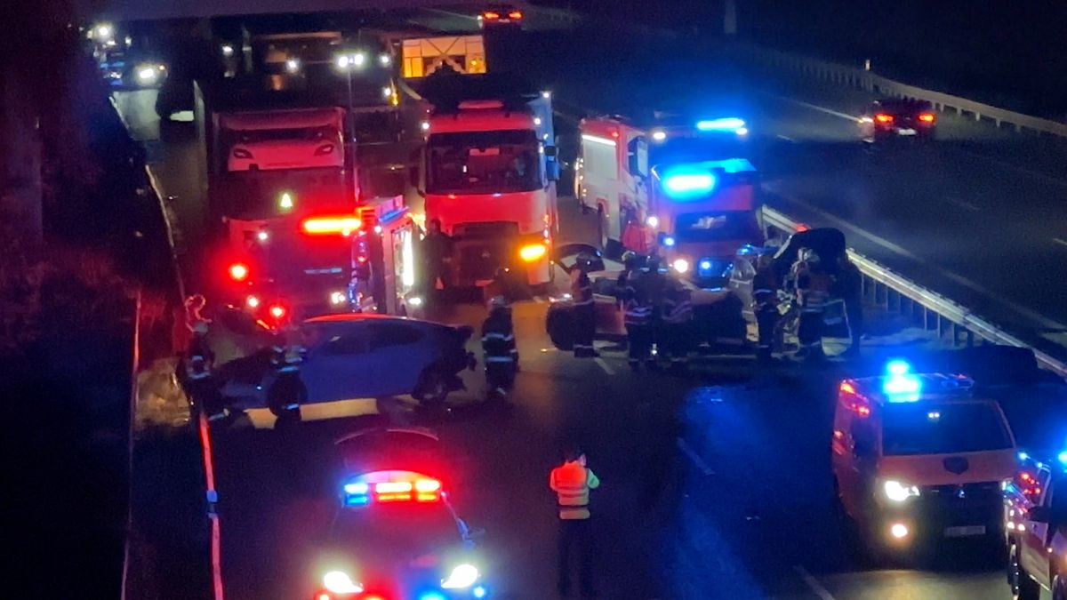 Dálnici D5 u Prahy zablokovala hromadná nehoda